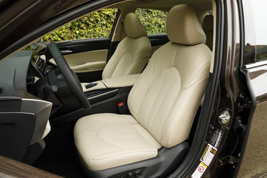 Интерьер Toyota Avalon Hybrid XLE 2018 года  (фото 4 из 13)